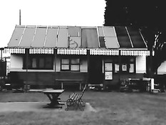 В загородном домике женщины придаются лесбийской любви