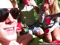 Девушки в походе занимаются сексом с парнями