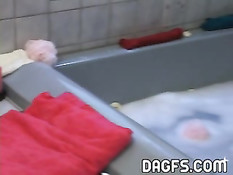 Секс в ванной с потрясающей грудастой бондинкой