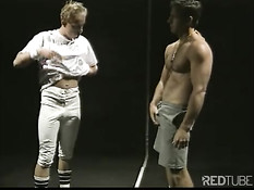 Спортивные парни трахаются после футбольной тренировки