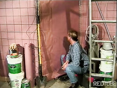 Мужик сосёт член просунутый через занавеску