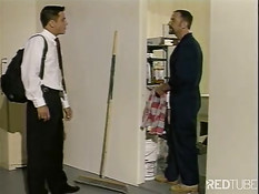 Парню в белой рубашке сделал минет уборщик