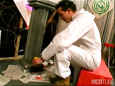 Парни в белых халатах целуются и сосут члены