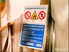 Парни в белых халатах целуются и сосут члены