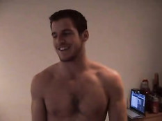 Танцы двух обнажённых парней в вечернее время