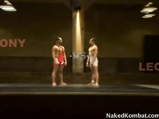 Он собирается трахнуть поверженного соперника в задницу