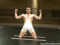 Он собирается трахнуть поверженного соперника в задницу