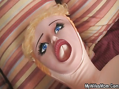 Парень хотел мастурбировать, но мамочка предложила ему себя