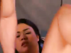 Азиатская болельщица пробралась в раздевалку команды