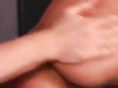 Азиатская болельщица пробралась в раздевалку команды