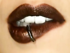 Четыре сексуальные брюнетки сосут член и ебутся с парнем