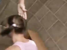 Девушка Addison Rose трахается с бойфрендом в душевой