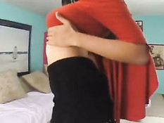 Малышка Мика насаживает себя на чёрный член