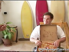 Он трахает девушку просунув член через горячую пиццу