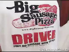 Он трахает девушку просунув член через горячую пиццу