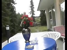 Блондинка в жёлтом белье ходит по улице с сигаретой во рту