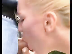 Блондинка в жёлтом белье ходит по улице с сигаретой во рту