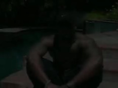 Красивая молодая негритянка делает минет на лужайке