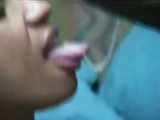 Красивая молодая негритянка делает минет на лужайке