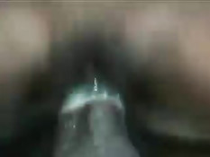 Красивая молодая негритянка делает минет на лужайке