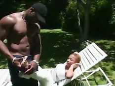 Красивая молодая негритянка делает минет на лужайке