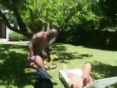 Красивая молодая негритянка делает минет на лужайке