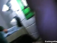 Студентки в общаге обучаются делать минет