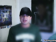 Студентки в общаге обучаются делать минет