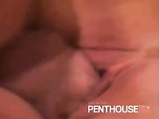 Молодая брюнетка сосёт два члена своих новых любовников