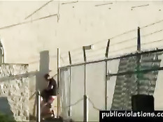 Пара любит заниматься сексом у забора ближайшей тюрьмы