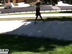 Пейсли Адамс гуляет голышом по парку