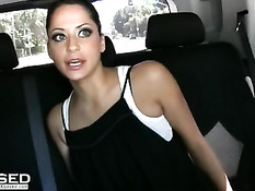 Пейсли Адамс гуляет голышом по парку