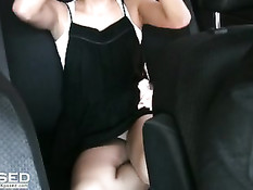 Пейсли Адамс гуляет голышом по парку