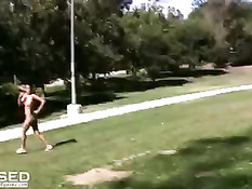 Пейсли Адамс гуляет голышом по парку