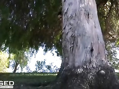 Пейсли Адамс гуляет голышом по парку