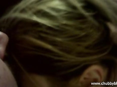 Поставил девушку раком и трахнув её анально кончил ей на попу