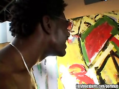 Негритянка с красными волосами начала со страстного минета