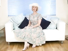 Домохозяйка ебёт себя созревшим огурцом