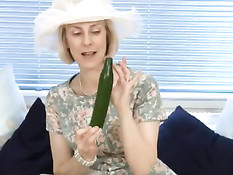 Домохозяйка ебёт себя созревшим огурцом