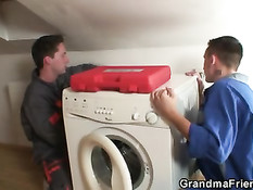 Домохозяйка делает минет парням пришедшим чинить стиралку