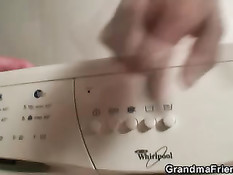 Домохозяйка делает минет парням пришедшим чинить стиралку