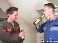 Домохозяйка делает минет парням пришедшим чинить стиралку