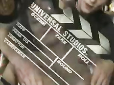 Сисястую зрелую брюнетку трахают возле бара