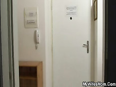 Парень занимается сексом с вышедшей из душа мамочкой