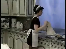 Молодая служанка делает фистинг своей хозяйке