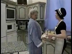 Молодая служанка делает фистинг своей хозяйке