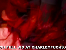 Девушки занимаются любовью в своих самых красивых платьях