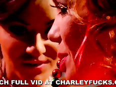 Девушки занимаются любовью в своих самых красивых платьях