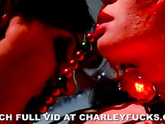 Девушки занимаются любовью в своих самых красивых платьях