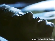 Девушка в бассейне присосалась к сладкой киске своей подруги